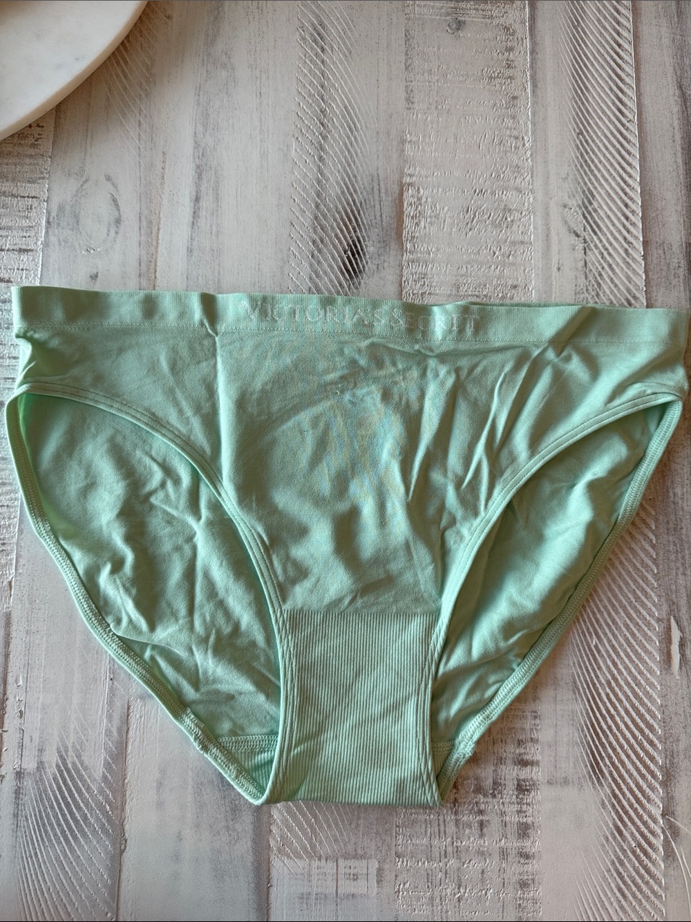 Victoria’s Secret seamless bikini panty key lime color large NWT